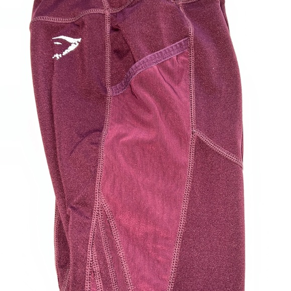Gymshark xs dark purple leggings with mesh design and pockets on side - Picture 3 of 10
